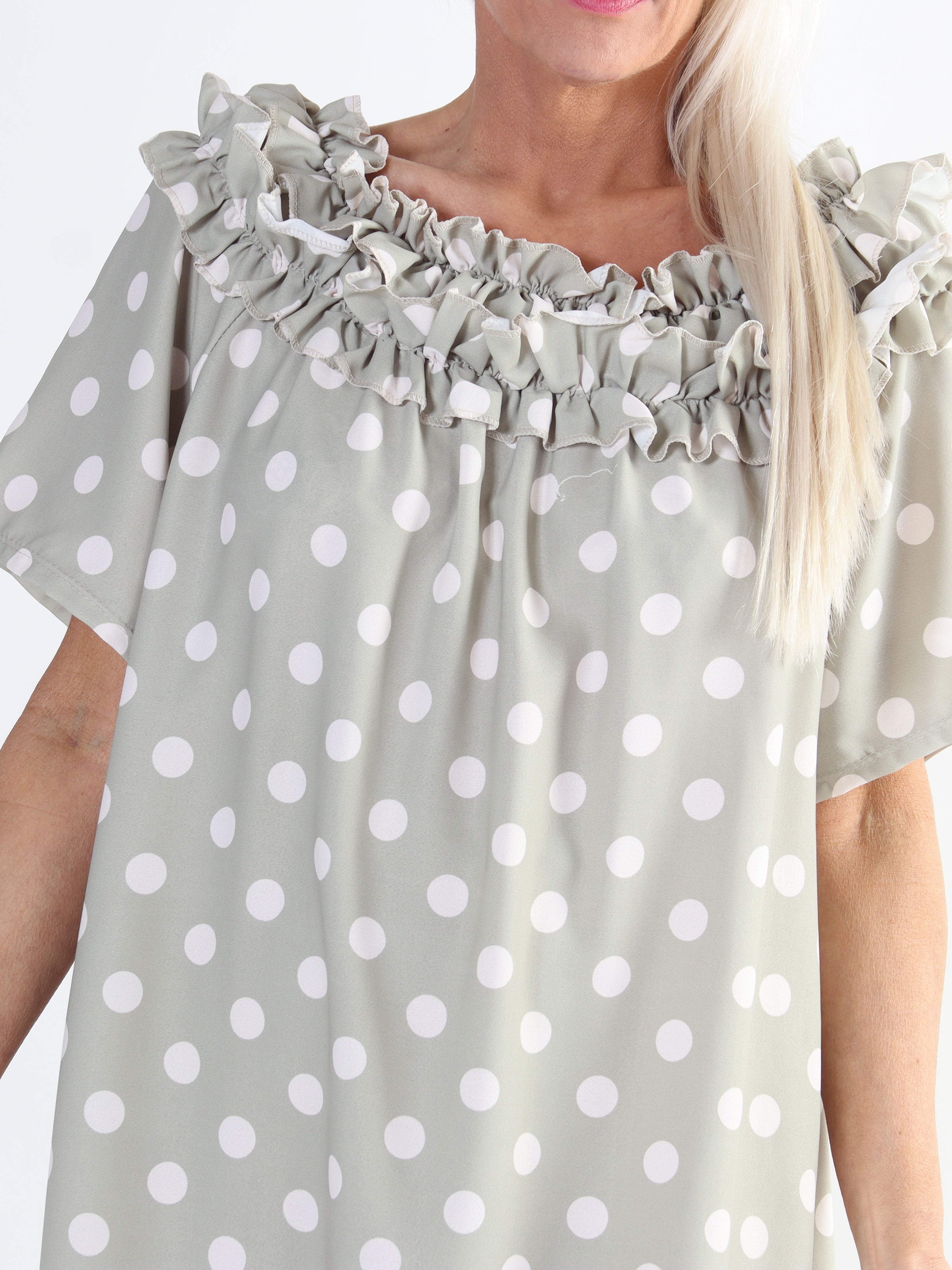 Chili Sleeveless Dress Dot - Plus size kjole med prikker og flæser